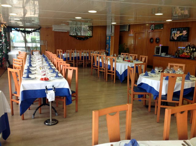 Imatge de l'interior del restaurant 'margu' de Gav Mar (en la banda muntanya de l'autovia de Castelldefels) (Any 2012)